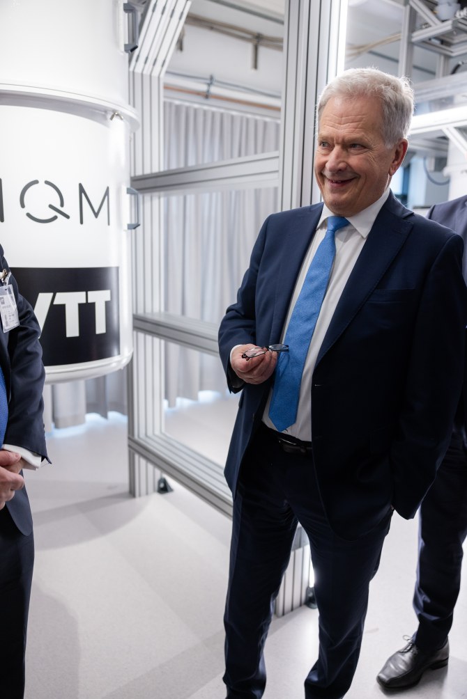 Presidentti Sauli Niinistö seisoo kvanttitietokoneen edessä.