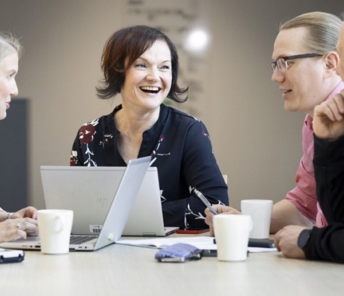 Ihmisiä pöydän äärellä