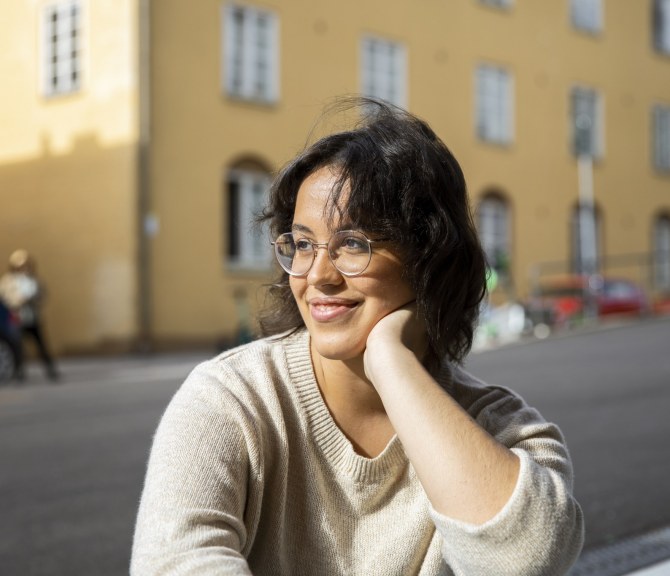 Henkilö nojaa käteensä.