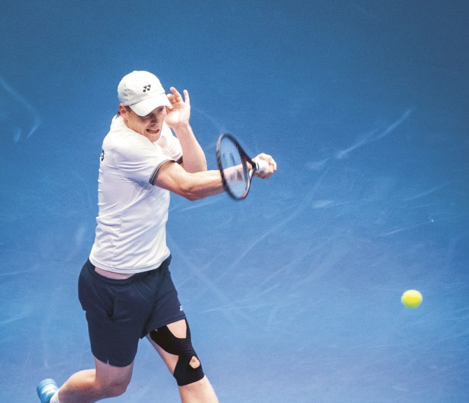 Harri Heliövaara pelaamassa tennistä.