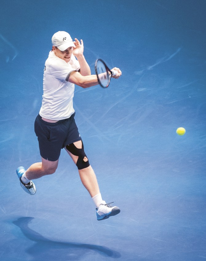 Harri Heliövaara pelaamassa tennistä.
