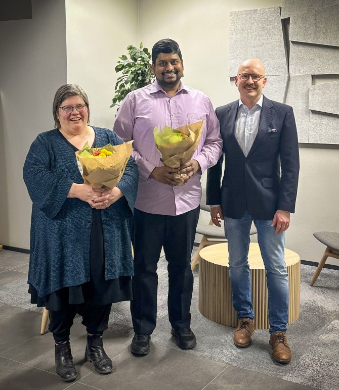 Noora Koskivaara, Arvind Ramachandran ja Jussi Nousiainen seisovat vierekkäin.