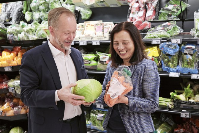 Mika Hannula ja Baoru Yang seisoskelevat ruokakaupassa.