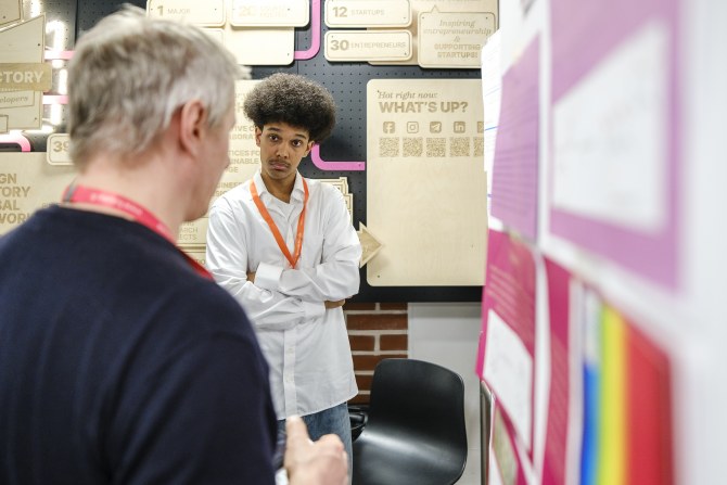 Manu Kiiskilä esittelee työtään Tutki-Kokeile-Kehitä 2024 finaalissa.