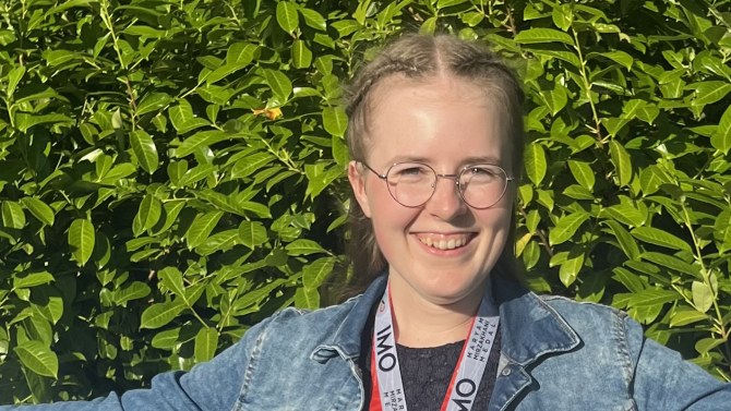 Aino Aulanko hymyilee kuvassa.