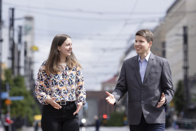 Anni Kujala ja Esko Sierla kävelevät ja juttelevat.