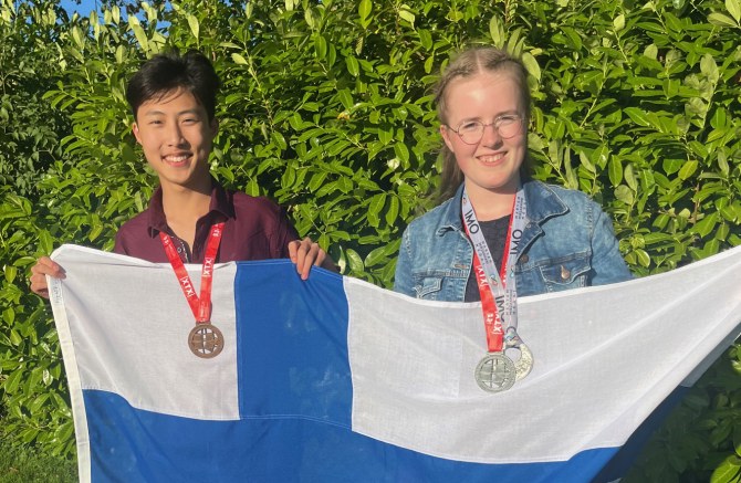 Zhongyi Li ja Aino Aulanko mitalit kaulassa.