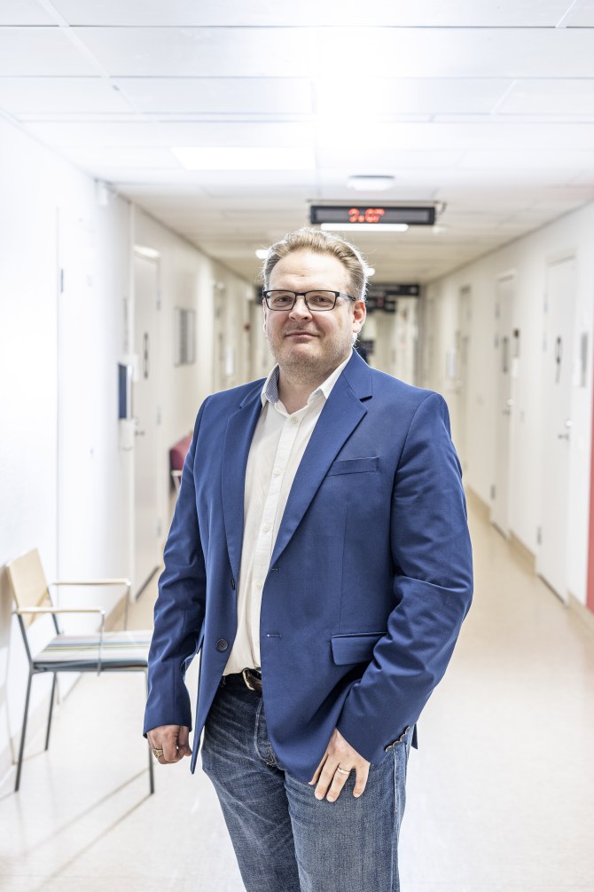Toni Suihko seisoo käytävällä.