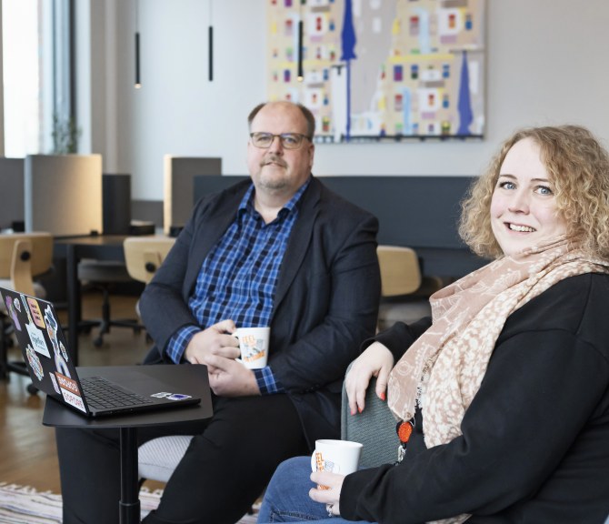 Goforen pääluottamushenkilö Staffan Österholm ja Goforen henkilöstöpäällikkö Laura Tero istuvat pöydän ääressä.