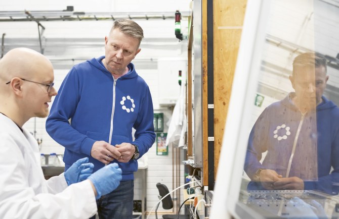 Anton Kontunen ja Kimmo Jokinen laboratoriossa.