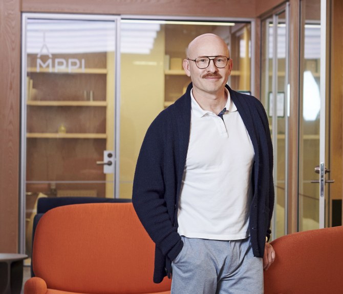Jussi Nousiainen katsoo kameraan.