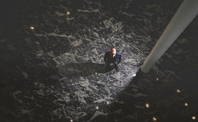 Mikko Majamaa tummassa tilassa yläkulmasta kuvattuna.