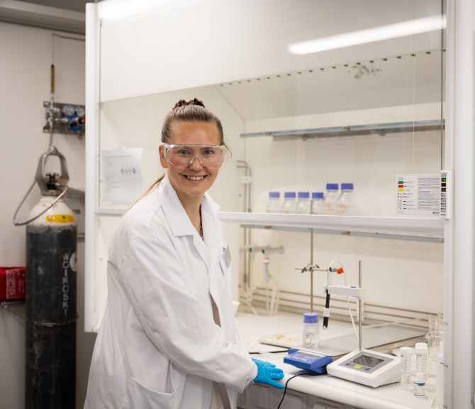 Mari ­Lundström laboratoriossa.