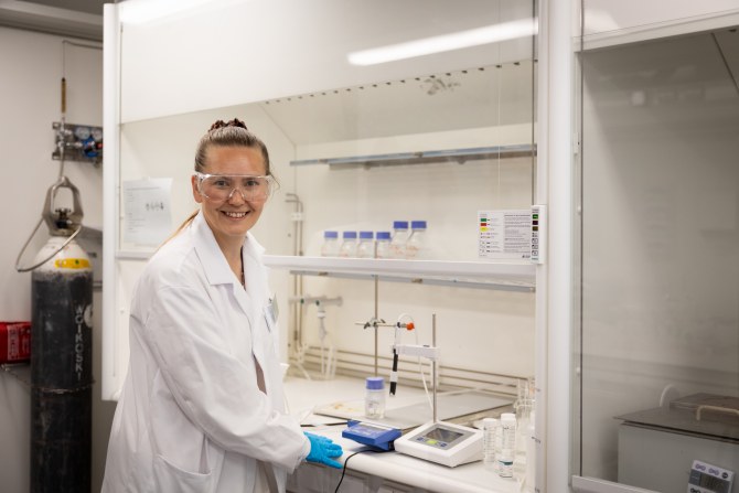 Mari ­Lundström laboratoriossa.