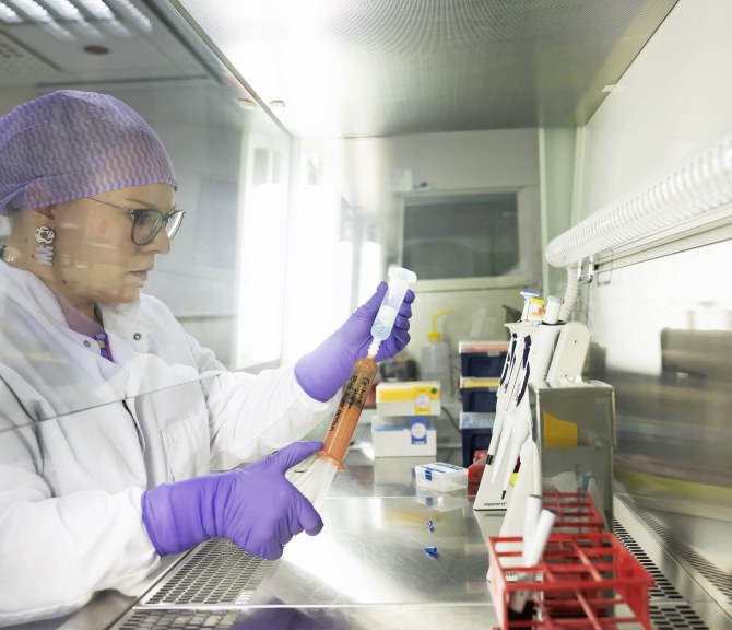 Paula Puistola työskentelee laboratoriossa.