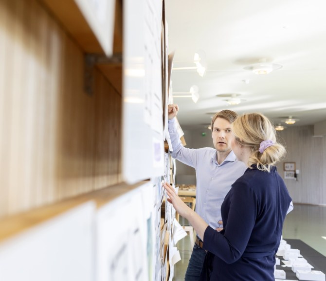 Kaksi henkilöä toimistolla.