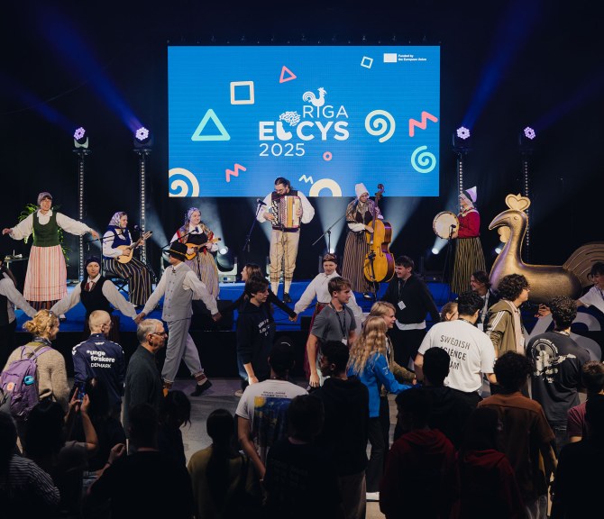 Orkesteri esiintyy nuorille EUCYS-kilpailun tilaisuudessa.