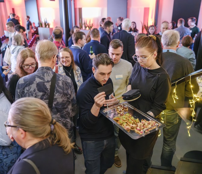 paljon ihmisiä, jäsenilta, tapas, Epicenter