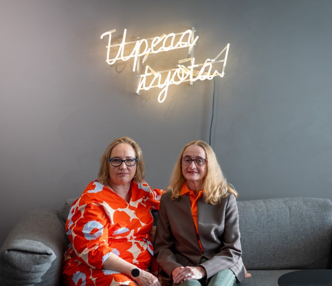 Mia Adolfsson ja Sirkku Pohja istuvat sohvalla.