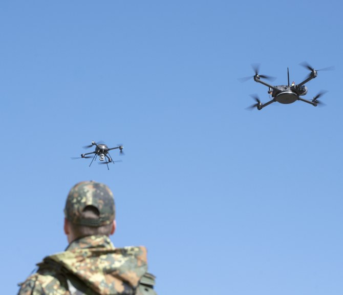 Kaksi droonia lentää.