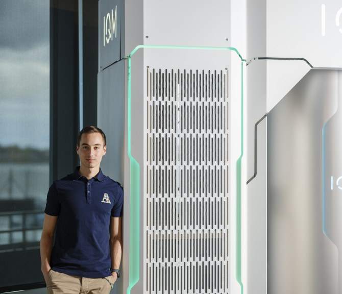 Eric Hyyppä seisoo IQM:n tiloissa.