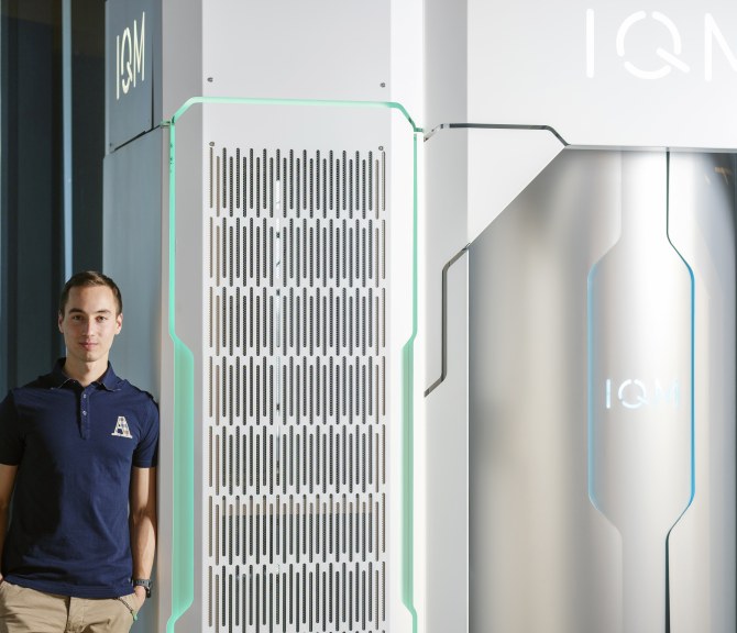 Eric Hyyppä katsoo kameraan.