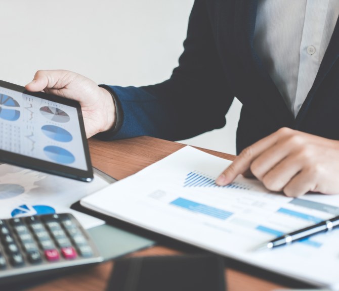 Henkilö katsoo graafeja.