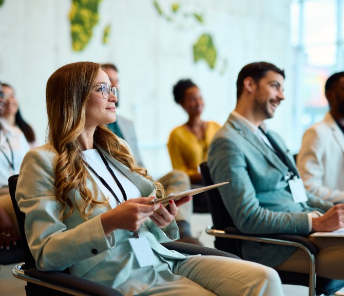 ihmisiä, innostuneena, istuvat