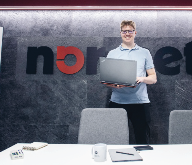 Eemeli Muurainen katsoo kameraan.