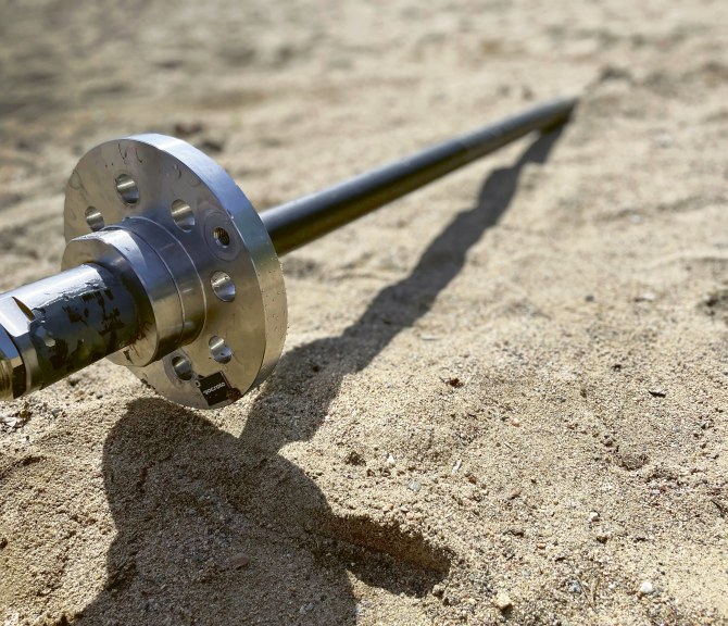 Sauvasensori hiekalla.