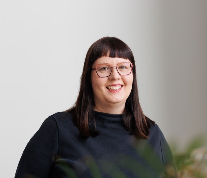 Profiilikuvassa Sonja Hyrynsalmi.