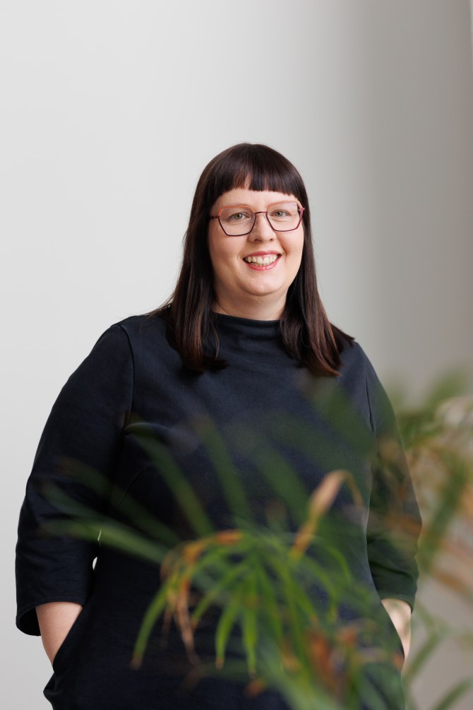 Profiilikuvassa Sonja Hyrynsalmi.