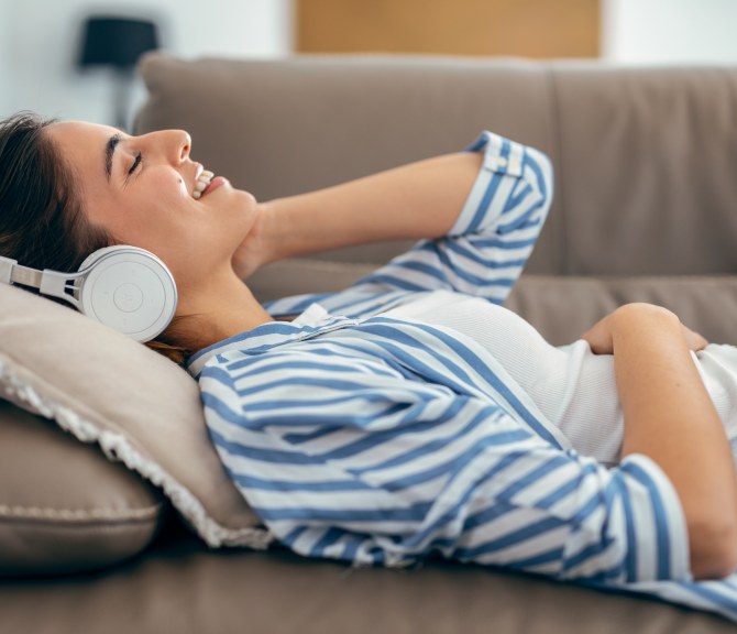 nainen, kuulokkeet, makaa