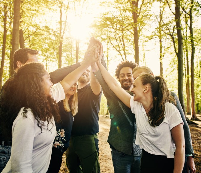 Tiimityö, ihmiset, kädet ylhäällä