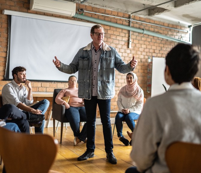 mies ihmisten ympärillä, puhe, vaikuttavuus