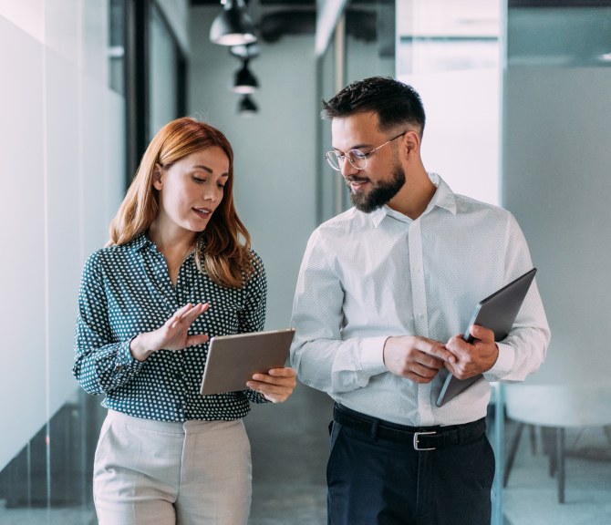 mies, nainen, läppärit, kävelevät