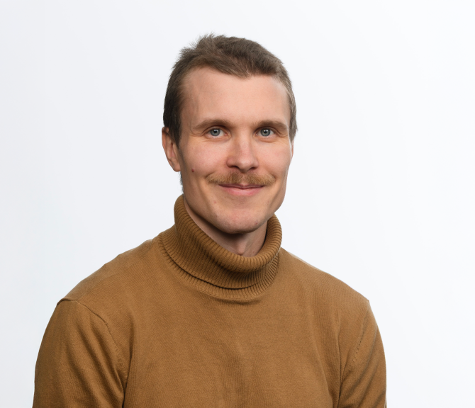 Panu Musakka katsoo kameraan.