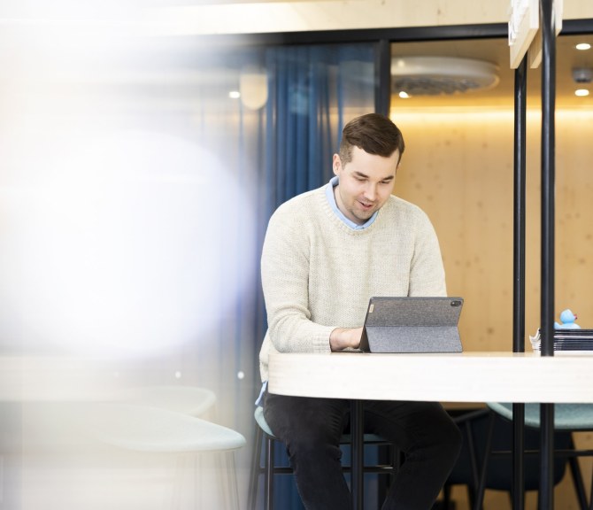 Henkilö pädin kanssa.