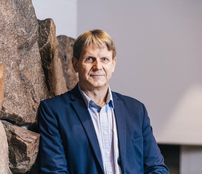 Henkilökuvassa Aalto-yliopiston dekaani Jouko Lampinen.