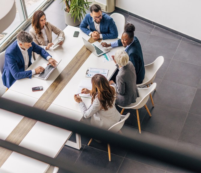 Henkilöitä neukkarissa.