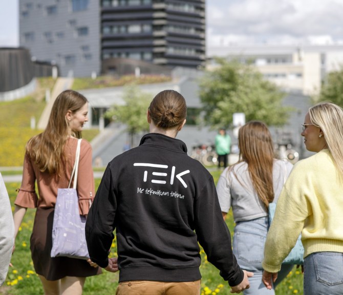 Opiskelijoita ulkona.