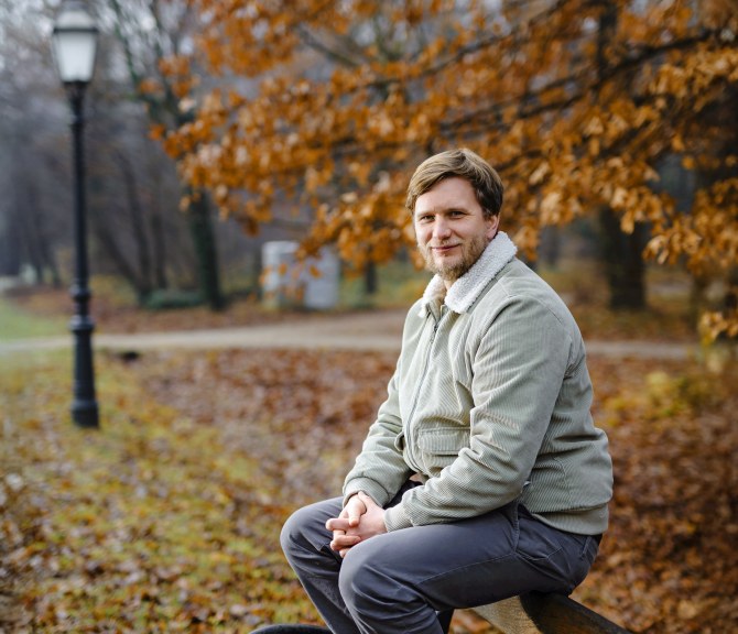 Mikael Hietala istuu puiston penkillä.