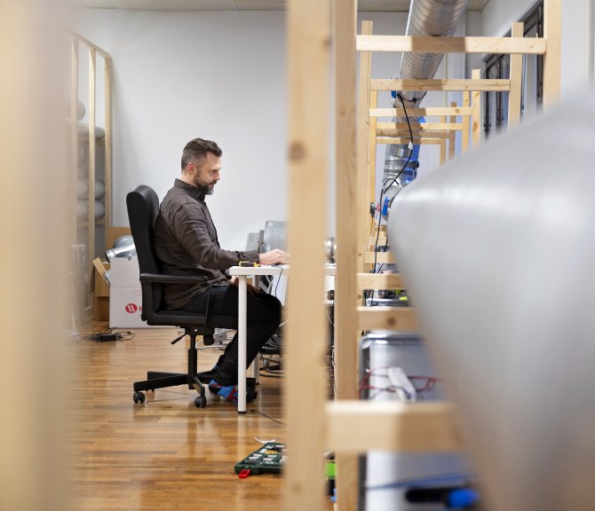 Tapio Pernu istuu työnsä ääressä.