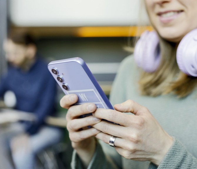 Henkilö katsoo puhelinta.