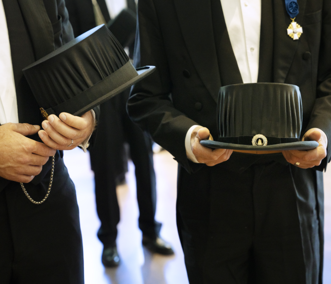 Tohtoreita hattuineen.