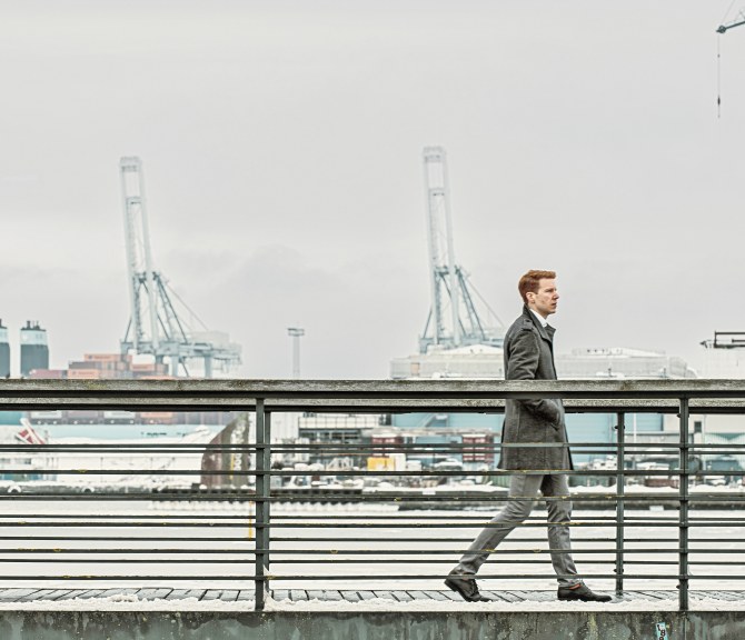 Joel Kronqvist kävelee satamassa.