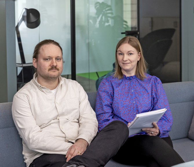 Markus Lindholm ja Minna Vallinrinne istuvat sohvalla.