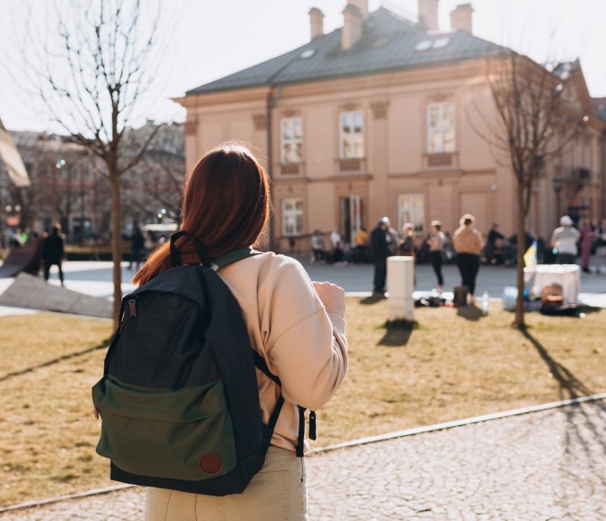 Nuori henkilö reppu selässä.