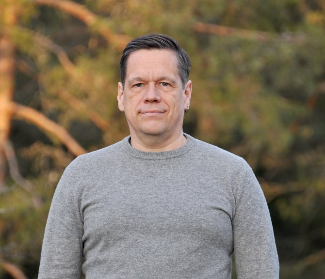 Janne Kalliola katsoo kameraan.