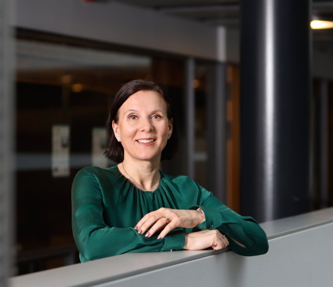 Laura Ruotsalainen katsoo kameraan.